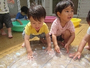 乳児　ぼたん・すみれ組水あそびの様子♪
