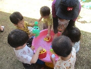 乳児クラス　水遊びの様子♪